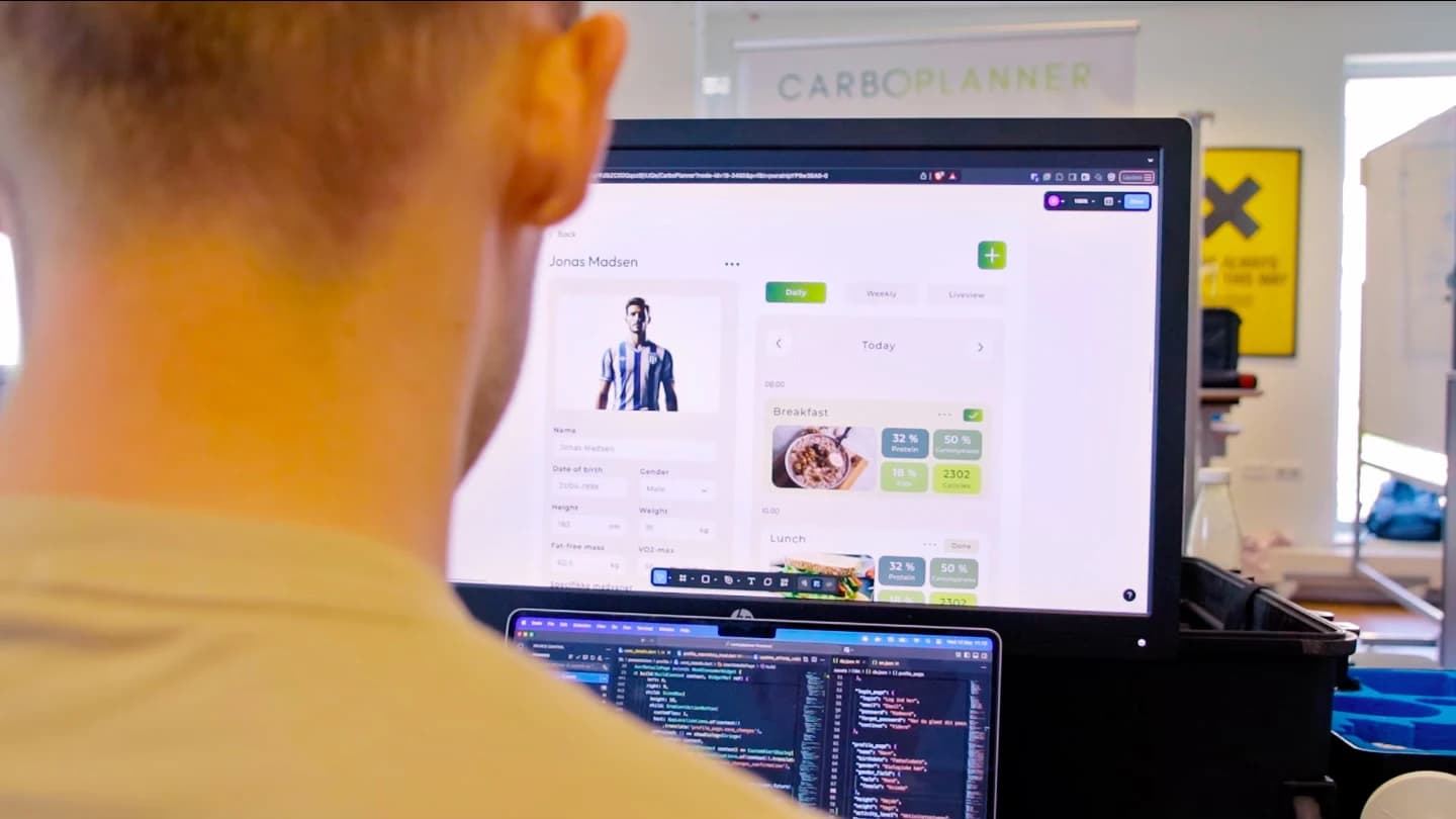 Person arbejder i CarboPlanner-appen med et ernæringsdashboard synligt på skærmen